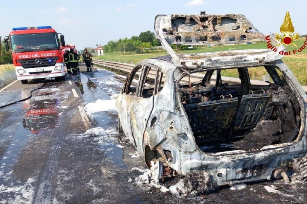 Incendio_di_un%27auto_a_Bettolin