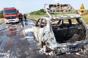 Incendio_di_un%27auto_a_Bettolin