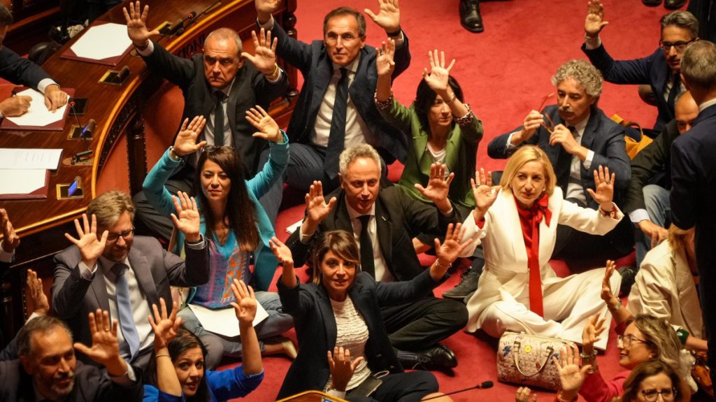 Scontro_al_Senato%3A_Senatore_Fe