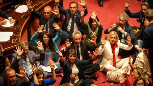 Scontro_al_Senato%3A_Senatore_Fe